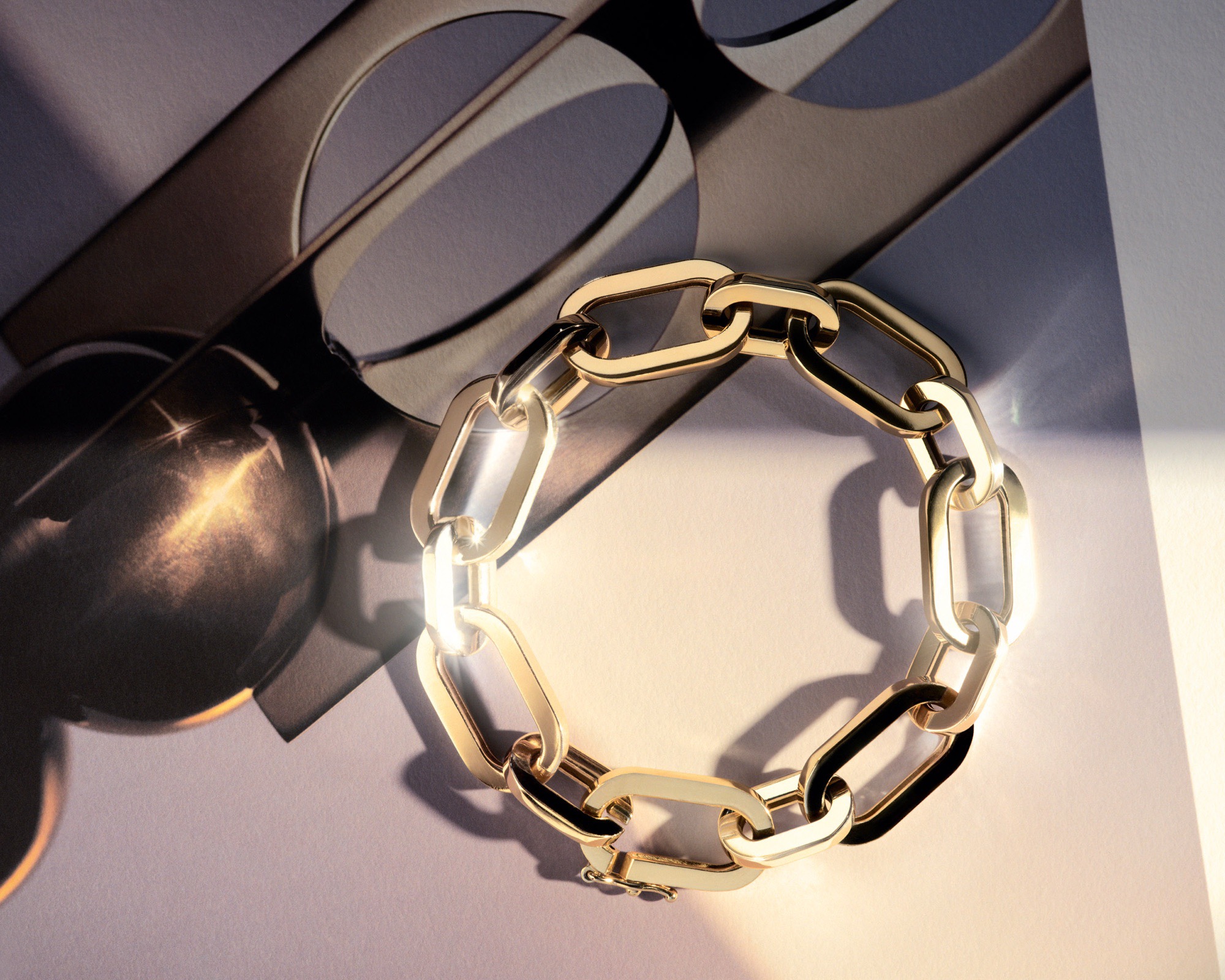 Gold chain bracelet, hard graphic light
